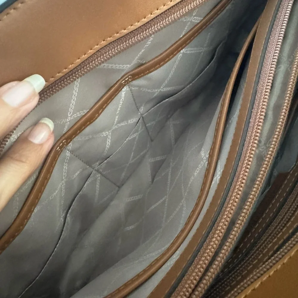 Michael KORS Voyager Medium Logo Tote Bag